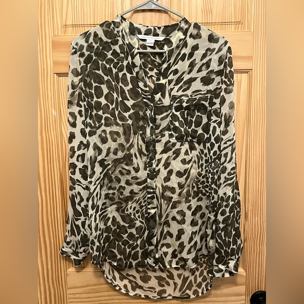 Diane von Furstenberg 100% Silk Chiffon Gilmore Blouse, Size 4, Wild Cat Print
